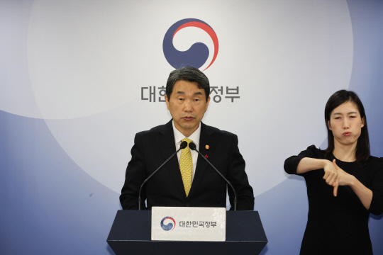 이주호 부총리 겸 교육부 장관이 지난달 26일 서울 종로구 정부서울청사에서 AI 디지털교과서 관련 초·중등교육법 일부개정법률안 본회의 의결에 대한 정부입장을 브리핑하고 있다. 연합뉴스